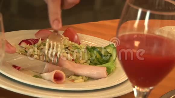 男人在餐馆吃沙拉蔬菜和肉视频的预览图