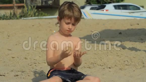 在海滩上玩的男孩视频的预览图