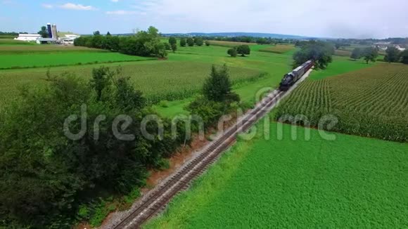 铁路轨道由阿米什农场土地如Drone看到视频的预览图