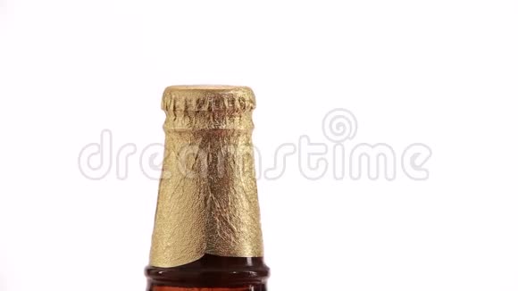 打开金色啤酒瓶视频的预览图