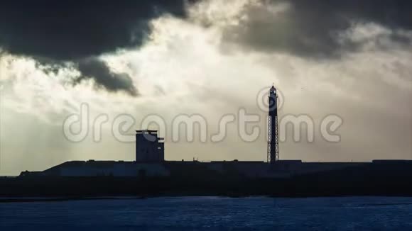 日落圣塞巴斯蒂安灯塔时间流逝卡迪斯西班牙视频的预览图