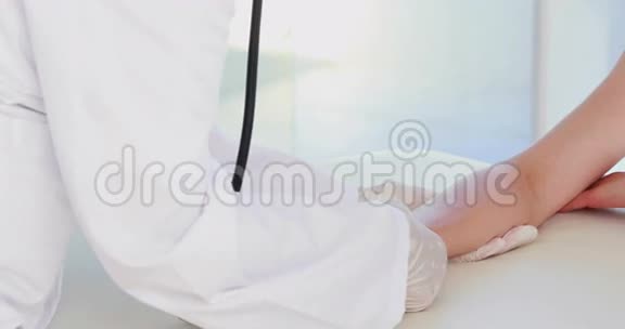 医生检查她的病人手腕视频的预览图