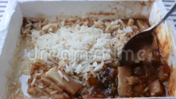 在米饭电视晚餐中搅拌鸡肉视频的预览图