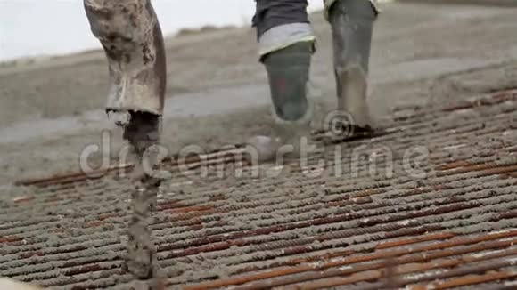 水泥搅拌机不断浇注路上的人走开视频的预览图