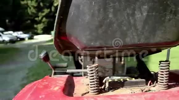 割草机的脏轮胎和后面的弹簧视频的预览图