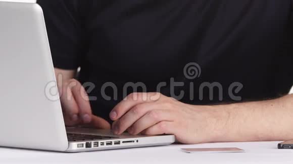 男人在笔记本电脑前购物关门视频的预览图