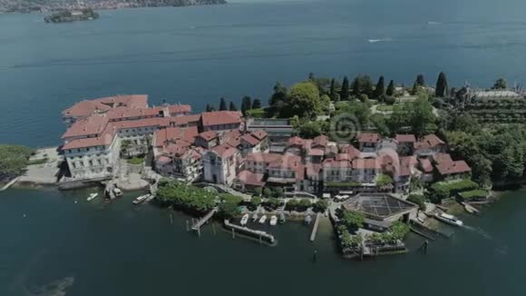 伊索拉贝拉城堡客轮航行在意大利湖上无人驾驶飞机4k自然飞行视频的预览图