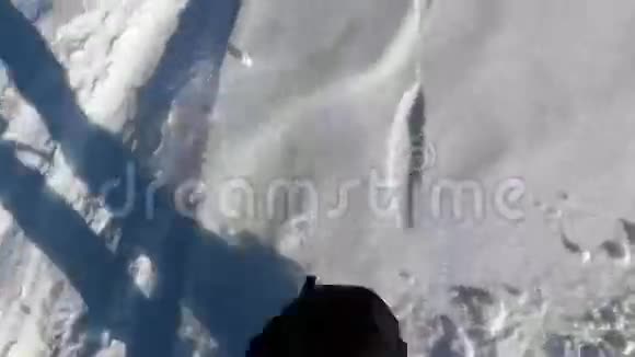 冬天在雪地里跋涉的人的影子视频的预览图