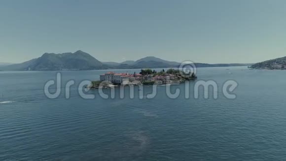 伊索拉贝拉城堡客轮在意大利山上航行无人机4k自然飞行视频的预览图