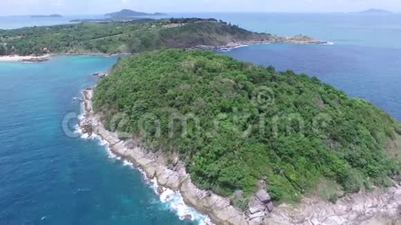 从一架无线电控制的飞机起飞的亚洲海岸和小岛视频的预览图