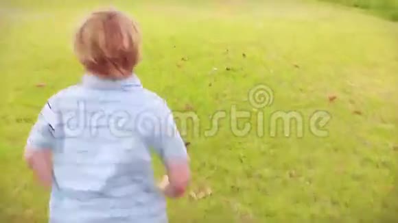 小男孩在公园里跑步视频的预览图