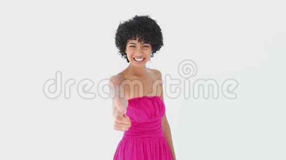 穿粉色裙子的女人竖起大拇指视频的预览图