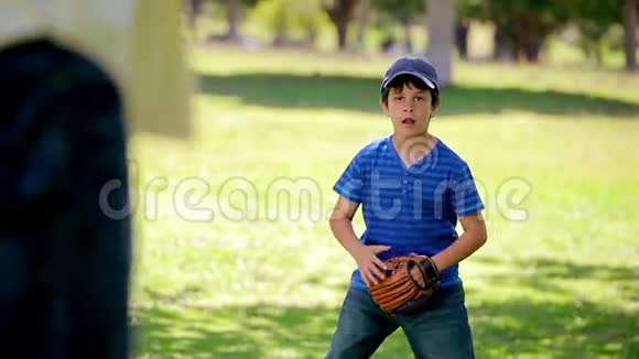 快乐男孩戴着手套抓棒球视频的预览图