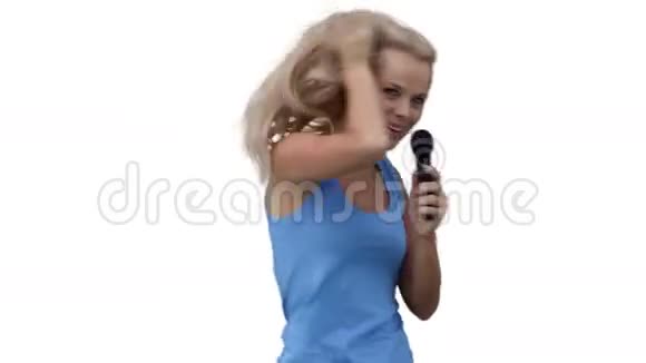 一个金发女人在对着麦克风唱歌时跳舞视频的预览图