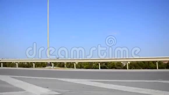 侧观希腊塞隆尼基公路快速行驶视频的预览图