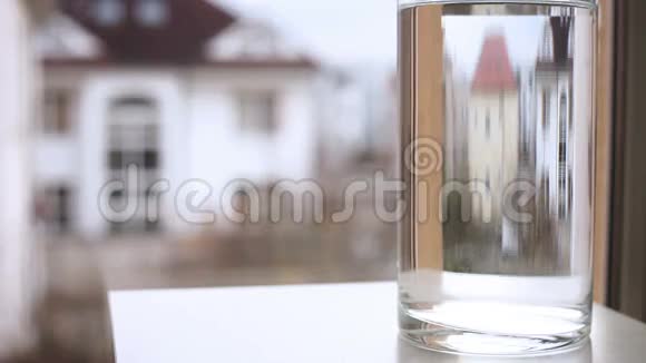 可爱的家庭场景把花放进玻璃花瓶视频的预览图