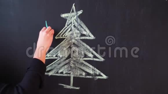 用粉笔在石板上画一棵圣诞树新年贺卡海报样板视频的预览图