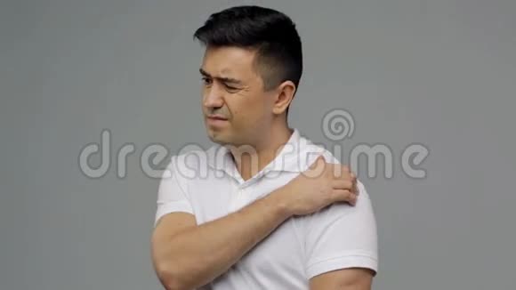 不高兴的男人肩膀疼视频的预览图