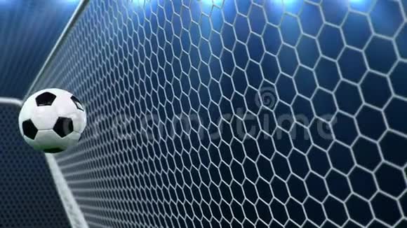 足球以缓慢的动作漂亮地飞进球门足球飞进球门弯曲格子球视频的预览图