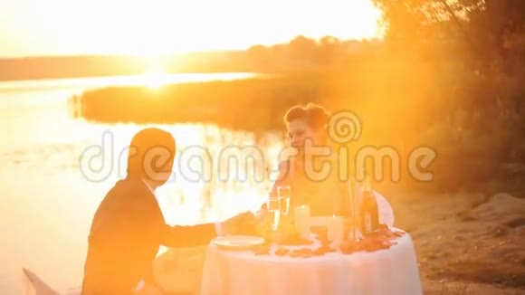 浪漫情侣在日落时享用一杯香槟视频的预览图