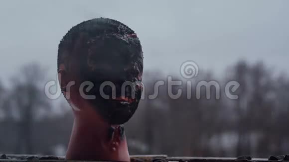 黑色燃烧的人体模型头部靠近视频的预览图