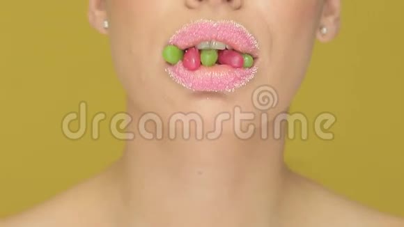 一个嘴里有果冻豆的女人视频的预览图