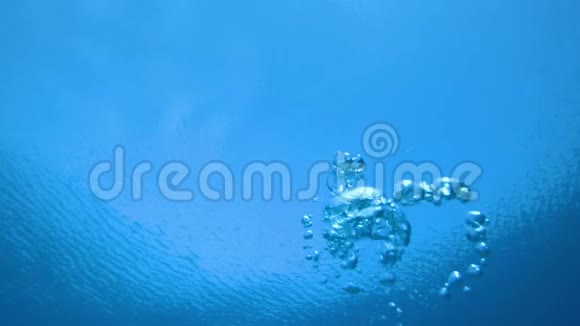 有气泡的蓝色水视频的预览图