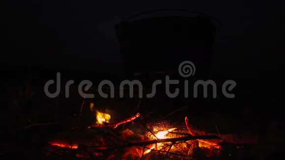 晚上在烧火的大锅做饭视频的预览图