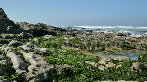 4K岩石和海上在葡萄牙海滩视频的预览图