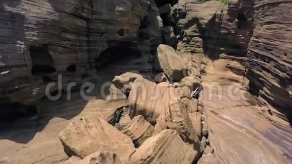 在韩国济州岛上的永美里海岸步行的鸟瞰图侵蚀形成的粗地质组视频的预览图