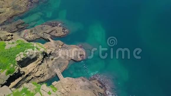 在韩国济州岛上的永美里海岸步行的鸟瞰图侵蚀形成的粗地质组视频的预览图