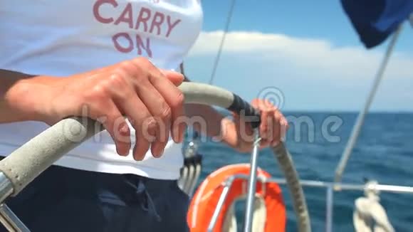克罗地亚亚得里亚海上驾驶帆船的妇女视频的预览图