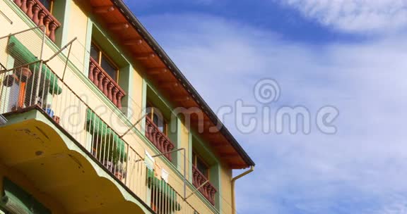 坎普登彩色房子蓝天4k西班牙视频的预览图