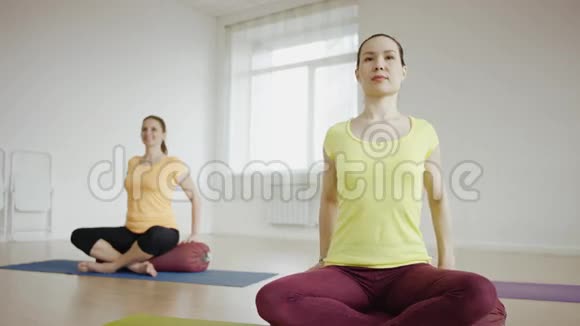 一群年轻女性在室内练习瑜伽视频的预览图