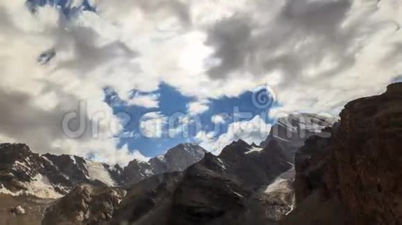 山坡和湖边时间流逝云云视频的预览图
