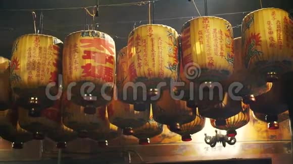 老经典黄褐灯挂在台湾的灯笼中国寺庙视频的预览图
