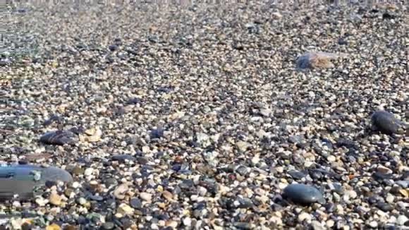 视频波在台湾海莲鹅卵石滩海岸视频的预览图
