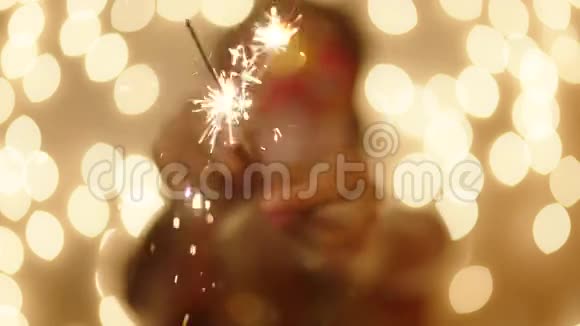 美丽的年轻女子戴着狂欢节面具手里拿着孟加拉灯参加新年晚会视频的预览图