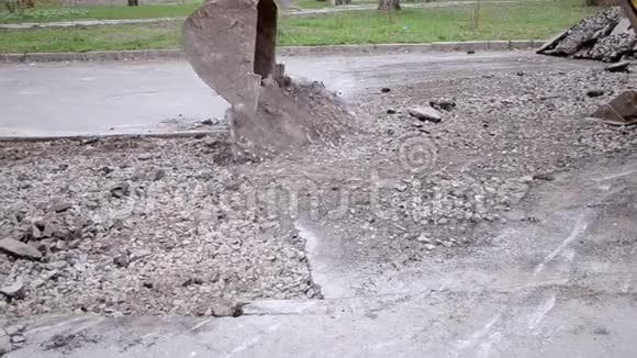拖拉机斗破沥青视频的预览图