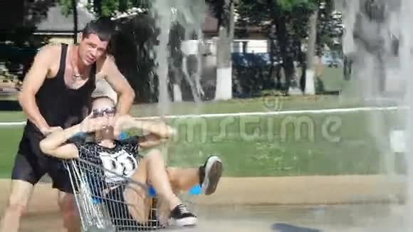 男孩女孩翻车夏天的喷泉视频的预览图