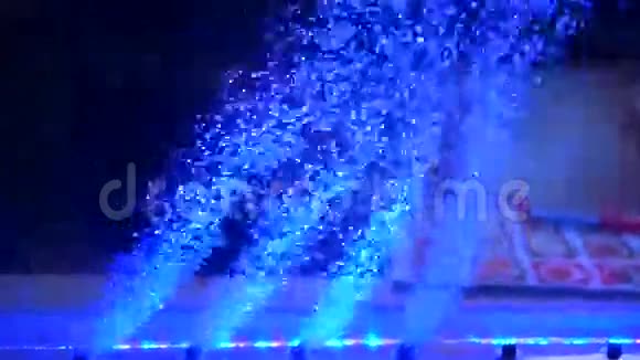 水气泡上升的背景喷头吹泡泡和LED颜色改变装饰视频的预览图