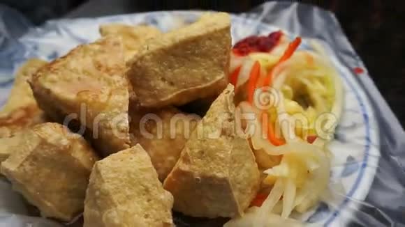 油炸臭豆腐用塑料制成的盘子台湾著名的标志性发酵豆腐视频的预览图