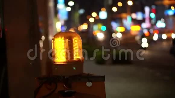 城市交通模糊背景下夜间工地施工警示灯闪烁视频的预览图