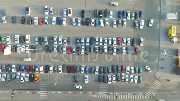 购物中心附近停车场的汽车视频的预览图