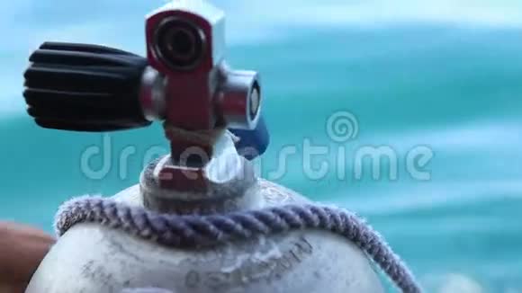 助手用绳子绑住牛圆柱体潜水艇视频的预览图