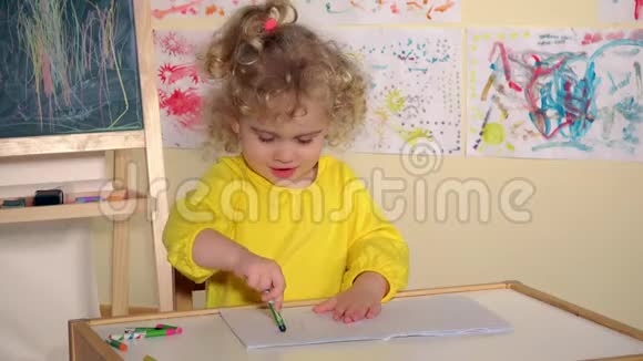 可爱的学龄前小女孩在家画画视频的预览图