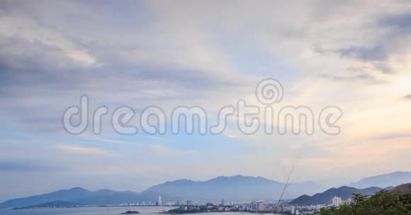 黎明时的云观海湾山和海岸上的城市视频的预览图