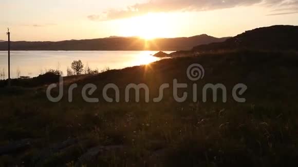 马斯科卡湖上金色夕阳的时间流逝视频的预览图
