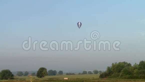 夏日风景空中气球在田野上空视频的预览图