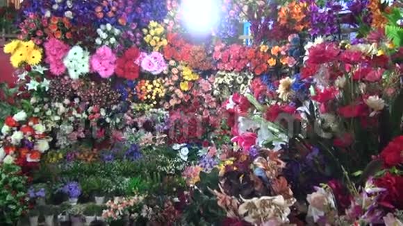 各种五颜六色的鲜花在孟买市场视频的预览图